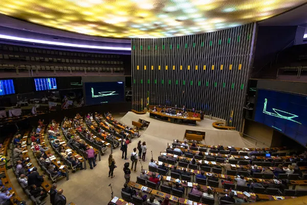 Três deputados do MA votam contra manutenção de prisão de Chiquinho Brazão