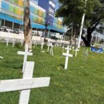 protesto-de-maes-e-pais-de-criancas-mortas-em-sao-luis-colocou-cruzes-em-praca-na-frente-do-hospital.jpeg