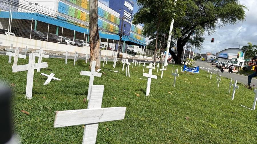 protesto-de-maes-e-pais-de-criancas-mortas-em-sao-luis-colocou-cruzes-em-praca-na-frente-do-hospital.jpeg